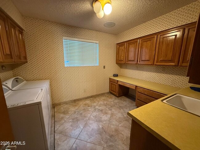 Building Photo - 1753 E Gable Ave