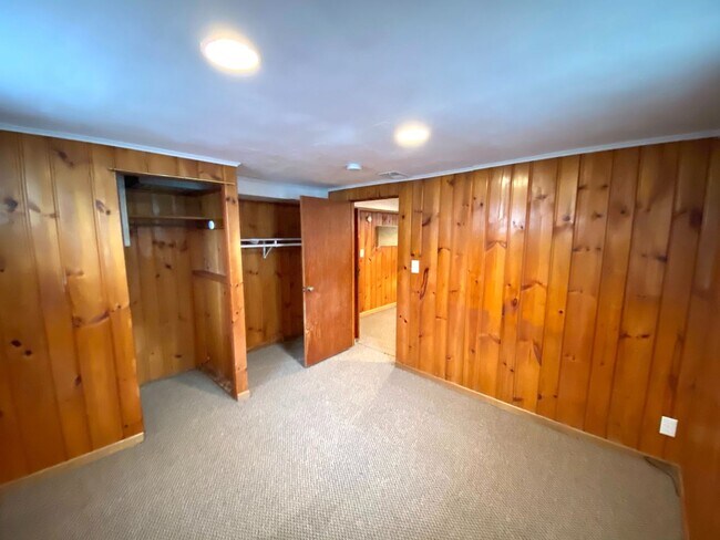 Building Photo - 4 Bedroom House Near MSUM!