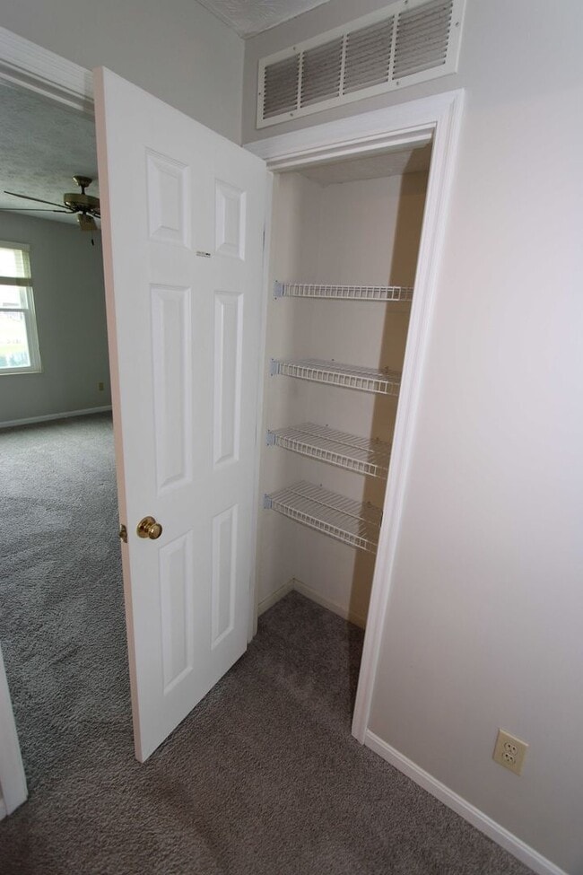 Building Photo - 2 Bedroom 1 and half Bathroom Single Famil...