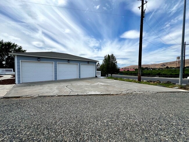 Building Photo - 5204 Roza Hill Dr