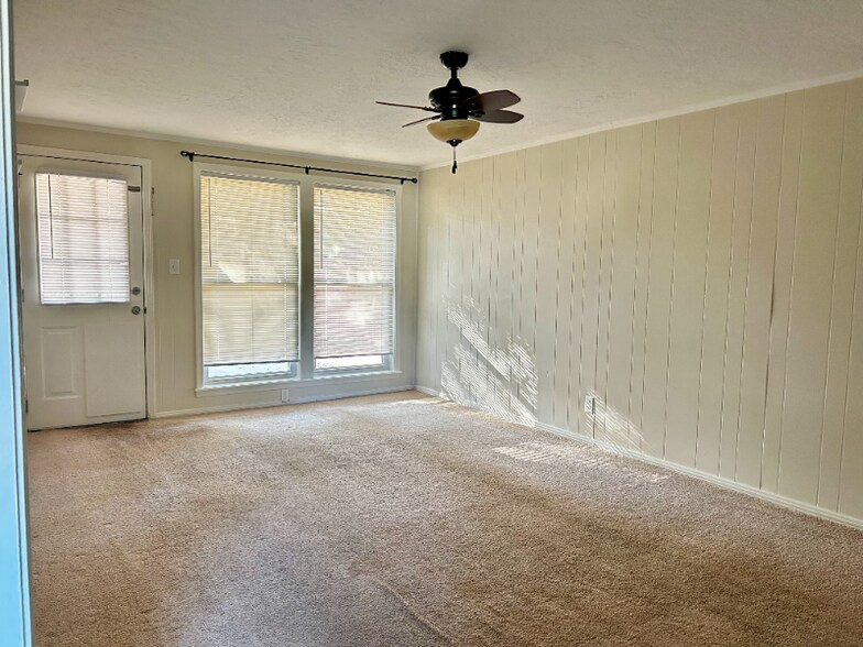 Building Photo - 1115 N Texas St