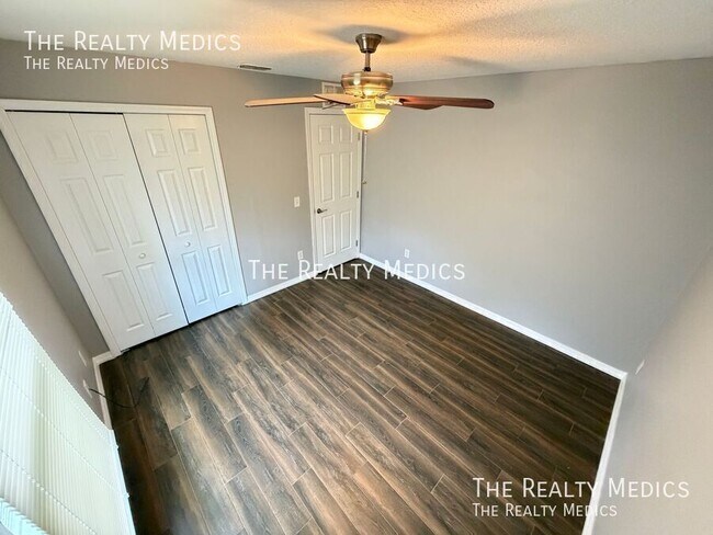 Building Photo - 2615 Fair Oaks Dr