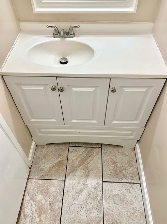 Building Photo - Great 2 bed, 1.5 Bath Condo with Garage in...