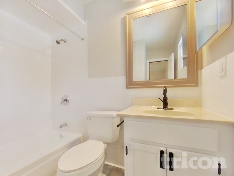 Building Photo - 243 E Bay Ave