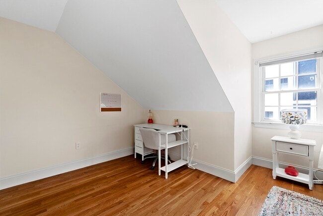 Building Photo - 402 E 3rd St
