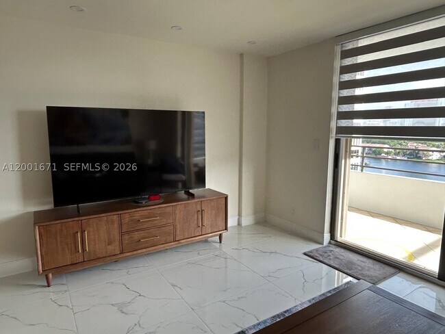 Building Photo - 2500 Parkview Dr