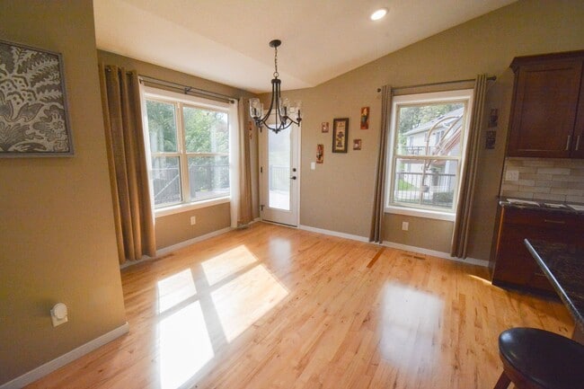Building Photo - Spacious and Stunning 5 Bed 4 Bath For Ren...