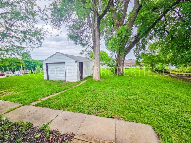 Building Photo - Cozy 2-Bedroom Home Near Downtown Des Moines & Gray’s Lake