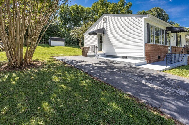 Building Photo - Charming 2-Bed, 1-Bath House in Prime Sout...