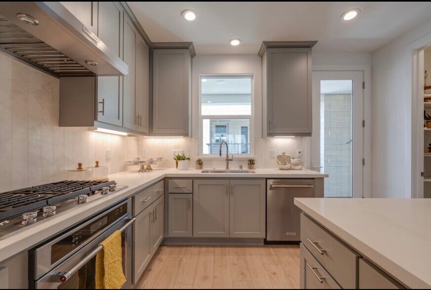 Building Photo - 1423 Venice Ter