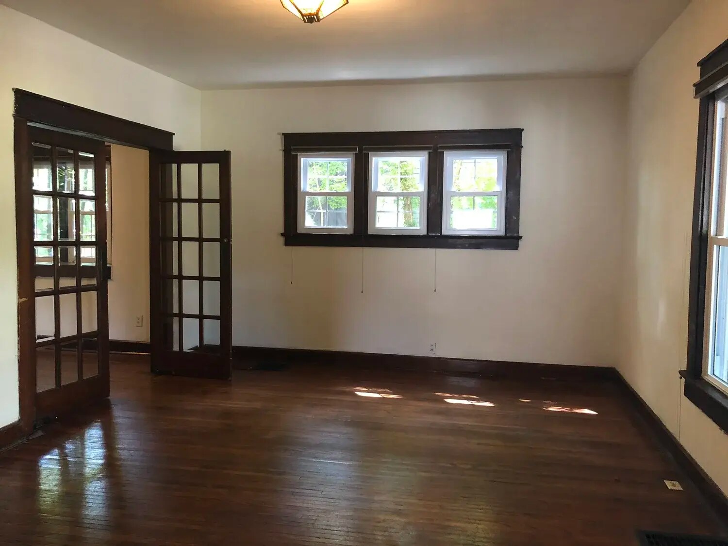 Building Photo - 518 E 2nd St