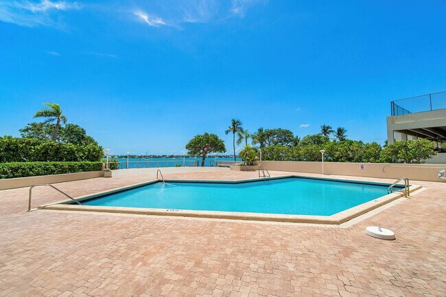 Building Photo - 5600 N Flagler Dr