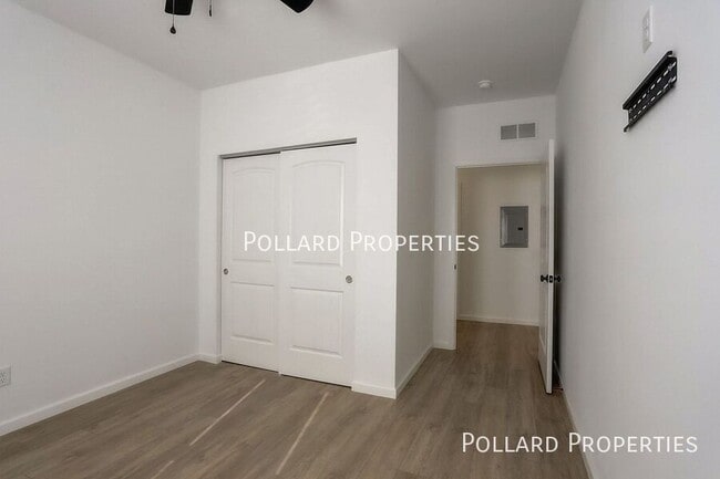 Building Photo - 819 Parkview Dr