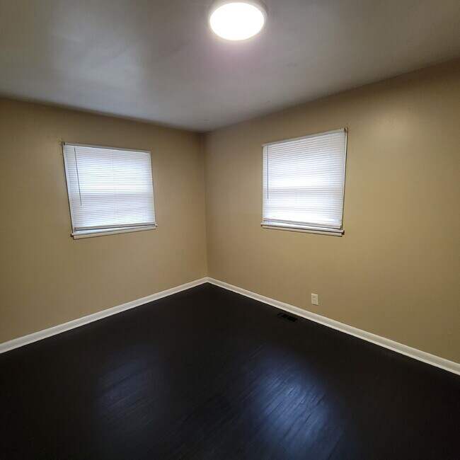 Building Photo - Cozy East Side Home!