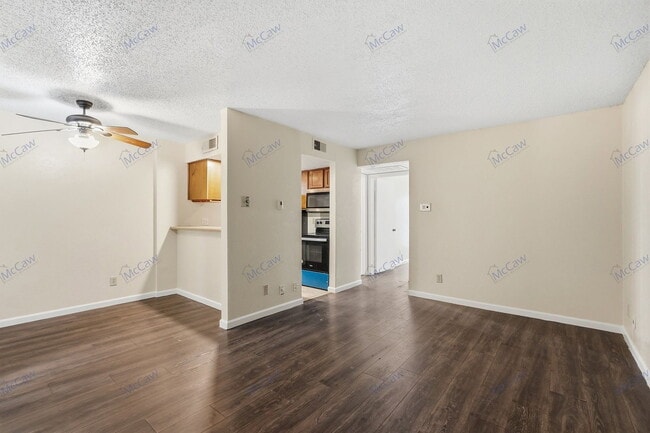 Building Photo - 9520 Royal Ln