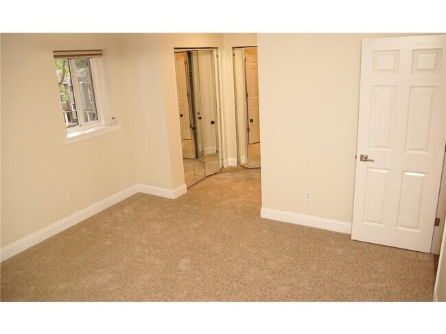 Building Photo - 330 Pondridge Cir