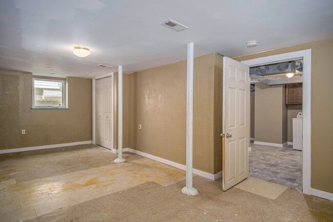 Building Photo - 1321 Bemis St SE