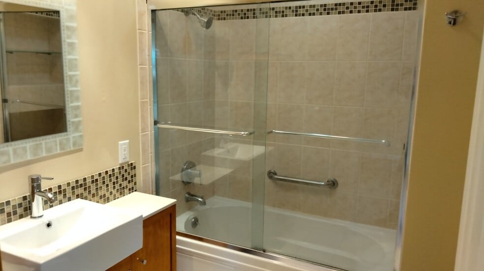 Master bathroom - 539 French Rd