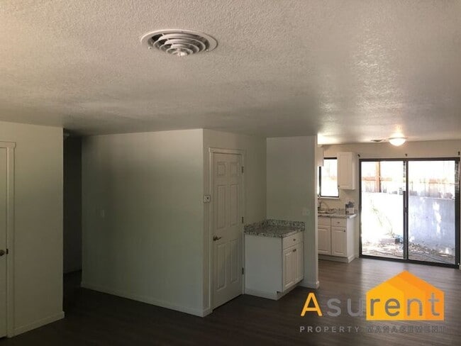 Building Photo - Fully Remodeled Duplex Available Now!