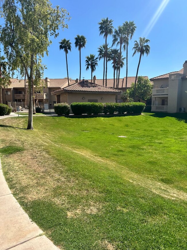 Building Photo - Great Location! 2 Bedroom! 2 Bath! Ground Level Unit