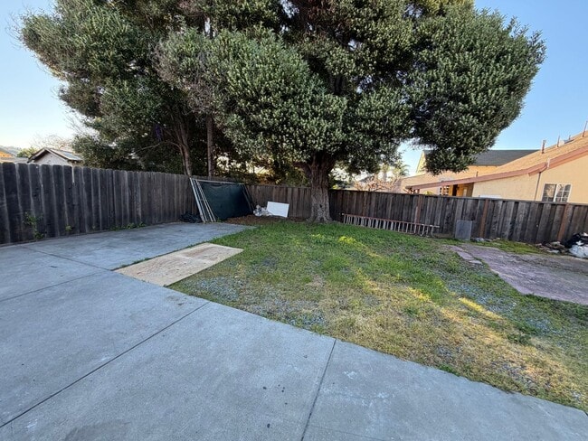 Building Photo - 985 Williams St