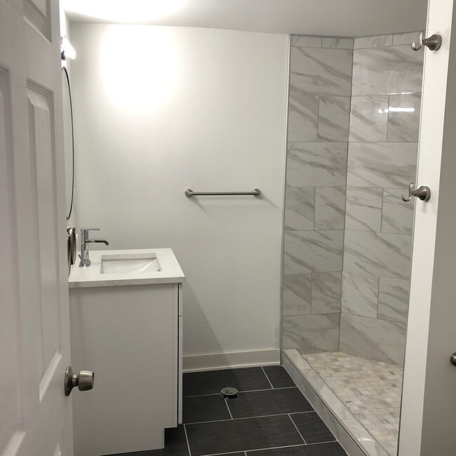 2nd bathroom - 5521 S Dorchester Ave