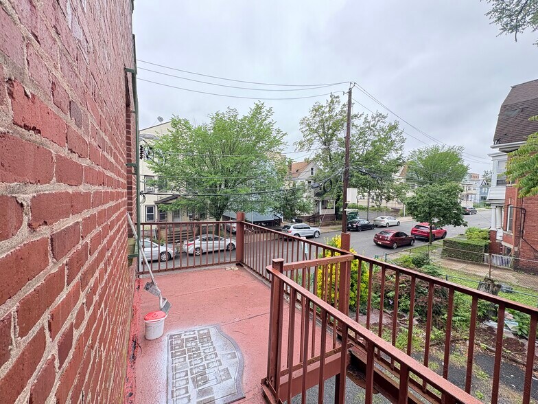 Unit 2 - 151 Chapman St