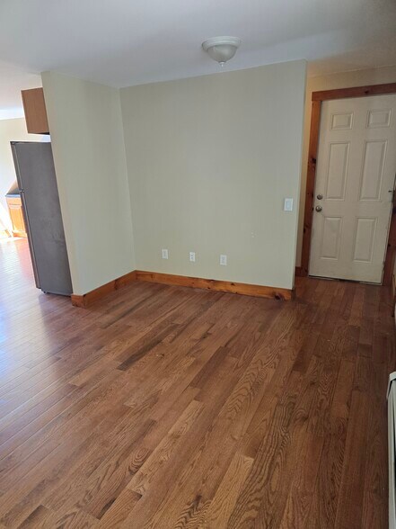 Living - 19 Marshall Valley Rd
