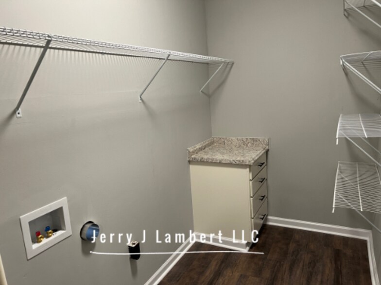 Building Photo - 5330 Maryland Dr