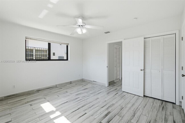 Building Photo - 2627 SW 29th Ave