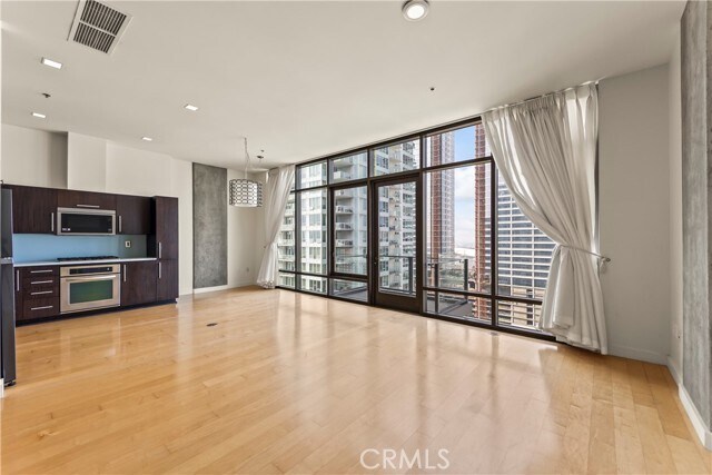 Building Photo - 1100 S Hope St