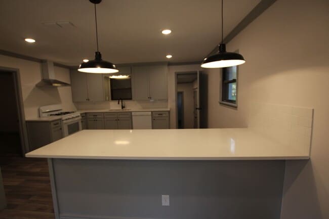 Building Photo - Coming Soon! Updated 3 Bed 2 Bath Rental! ...