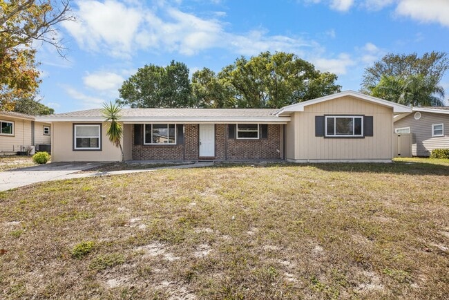 Primary Photo - Beautifully renovated 4bdrm/2bath home wit...