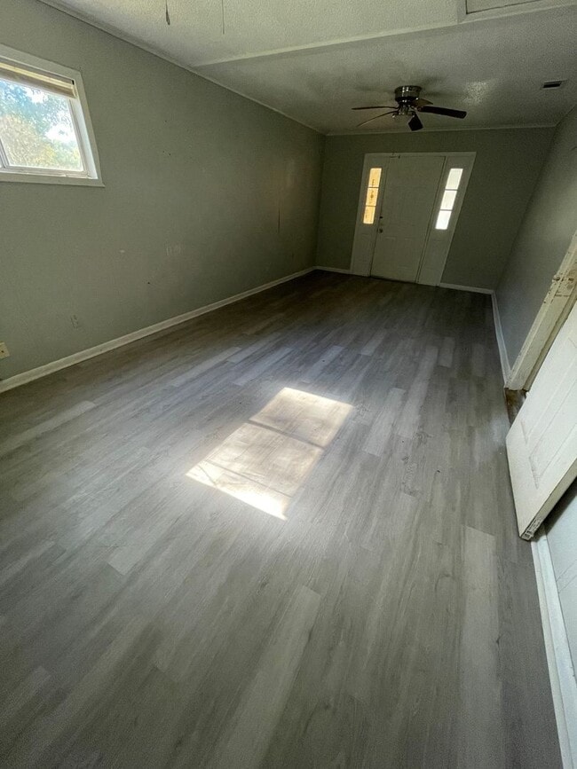 Building Photo - Cozy 2/1 Home