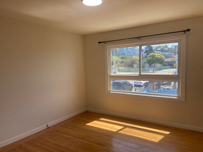 Building Photo - 1395 Oakdale Ave