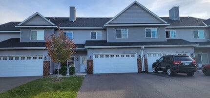 Building Photo - Beautiful 3 bedroom 3 bath  Townhouse