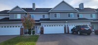 Building Photo - Beautiful 3 bedroom 3 bath  Townhouse