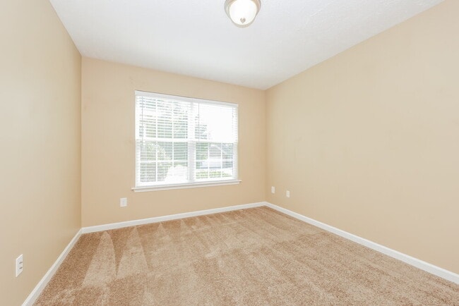 Building Photo - 305 Sarna Dr