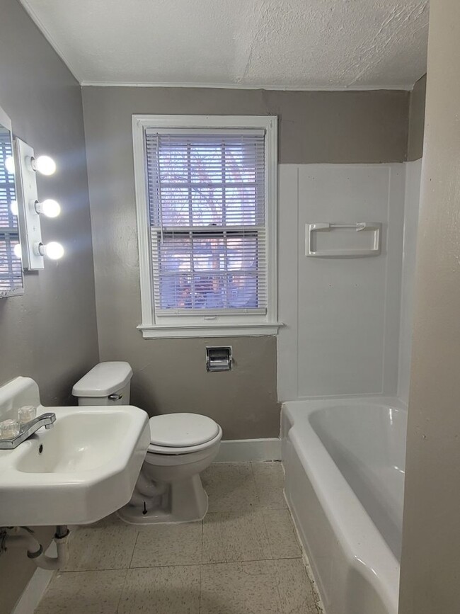Building Photo - Dundee 2 Bed Townhome!