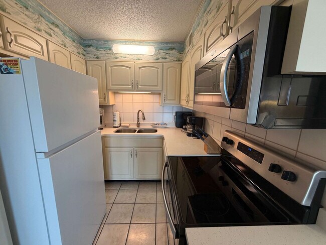 Building Photo - 8743 Thomas Dr