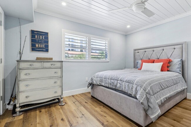 Building Photo - 200 E Royal Palm Rd