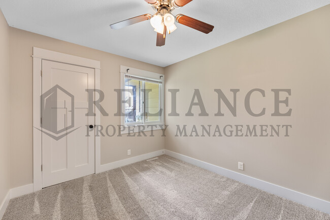 Building Photo - 117 S Lark Ln
