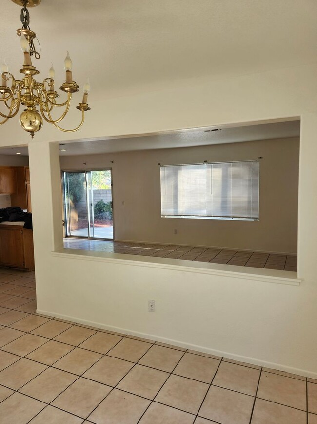 Building Photo - Spacious 4-Bedroom Home in a Prime Location