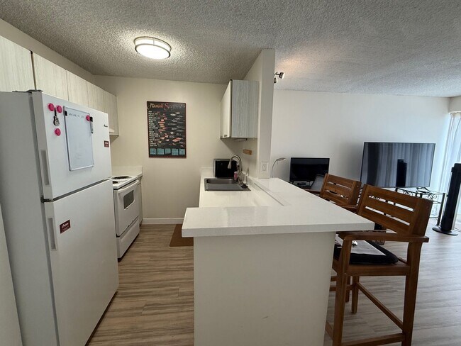 Building Photo - Conveniently Located One Bed/One Bath/One Parking at Piikoi Plaza