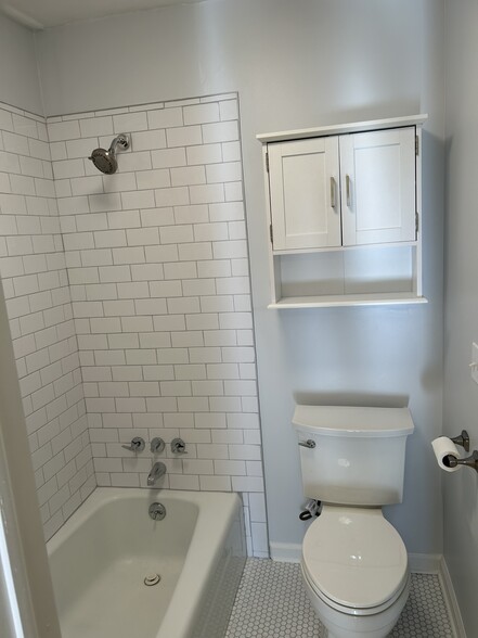 Building Photo - 515 Basswood Ave