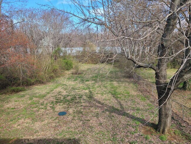 Building Photo - Charming home with wonderful yard!