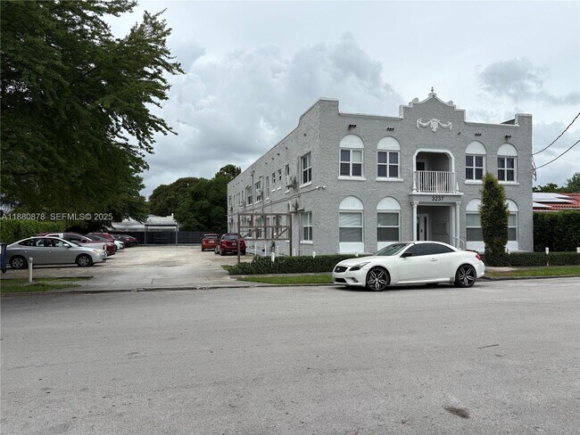 Building Photo - 3237 SW 4th St