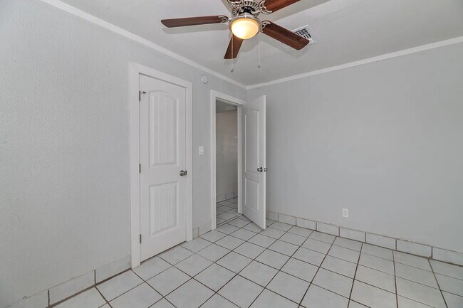Building Photo - AFFORDABLE 2 BEDROOM HOME IN A CONVENIENT PHOENIX LOCATION OFFERING $250 GIFT CARD MOVE IN INCENTIVE