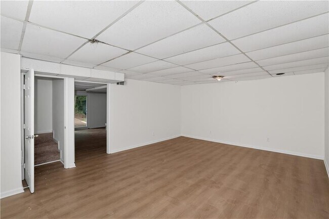 Building Photo - 6118 Plumcrest Rd