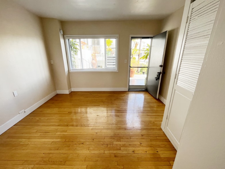 Building Photo - 250 Cliff Dr